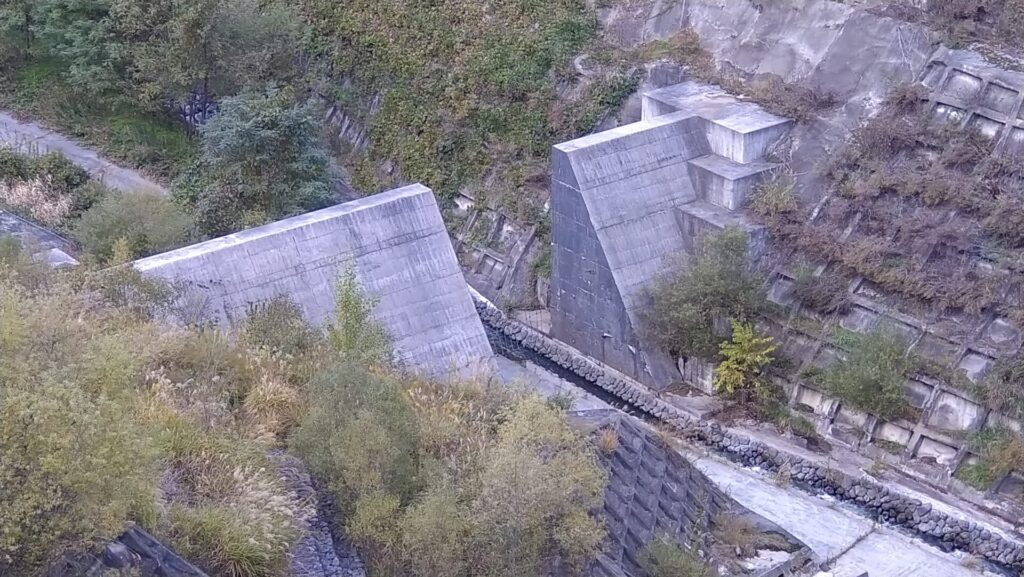 浅川ダムのダム湖にある砂防ダム