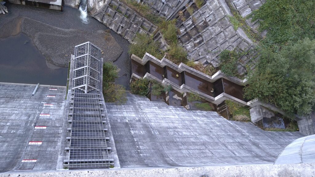 浅川ダムのスクリーン