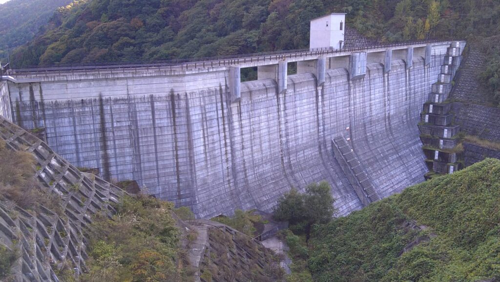 左岸の上流側から見た浅川ダム