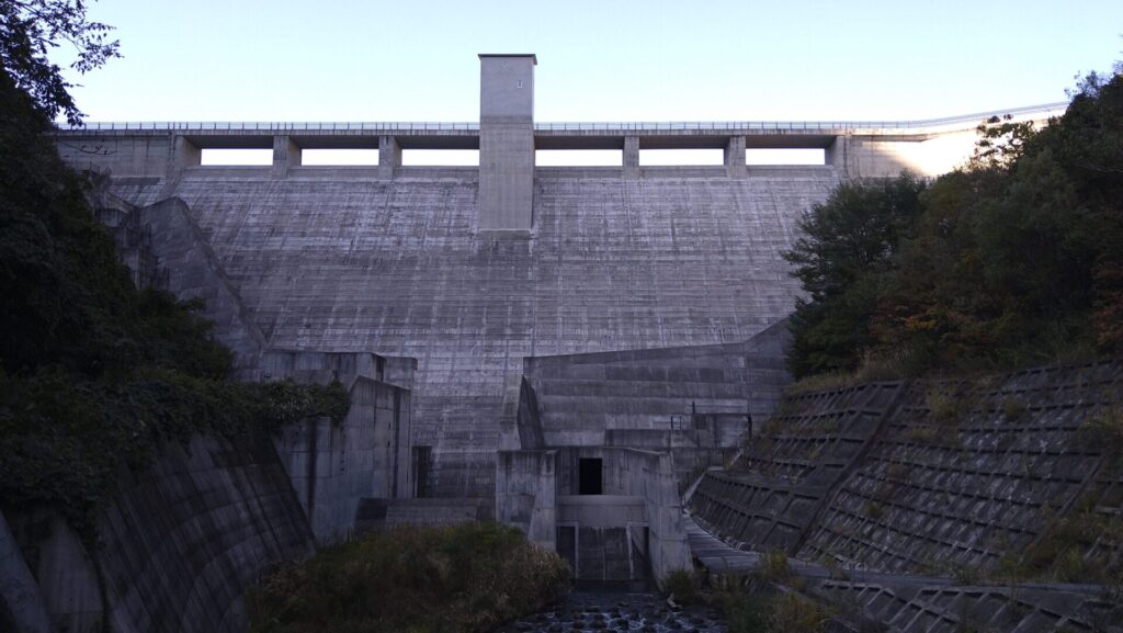 下流側から見た浅川ダム