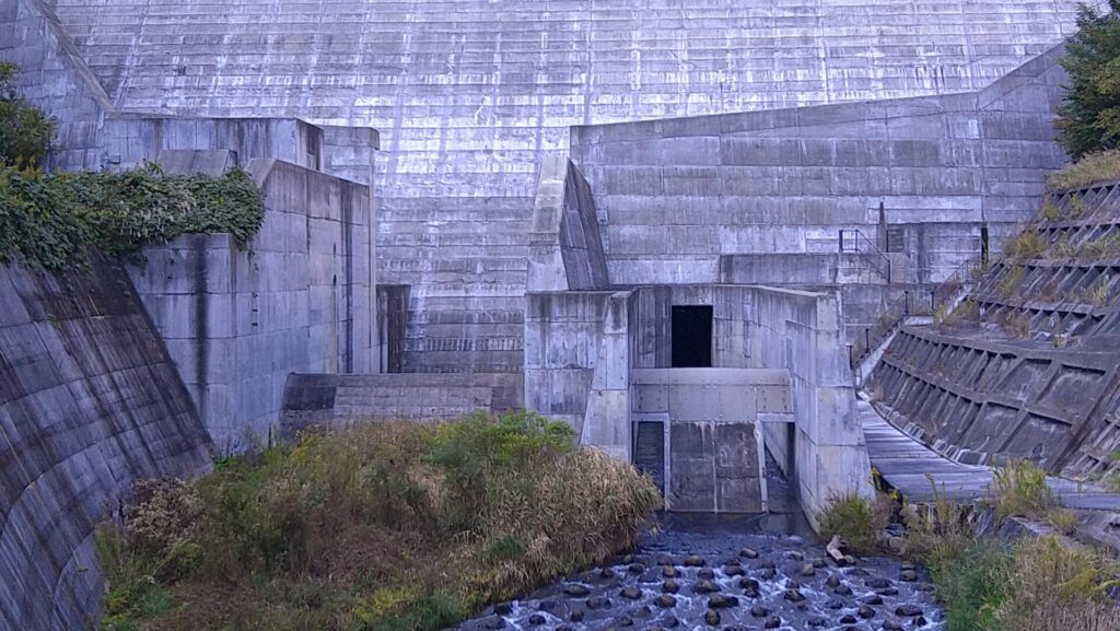 浅川ダムの洪水吐