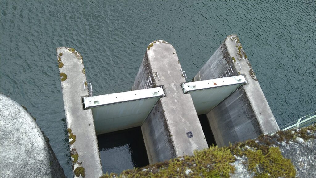 片桐ダムの常用洪水吐の板