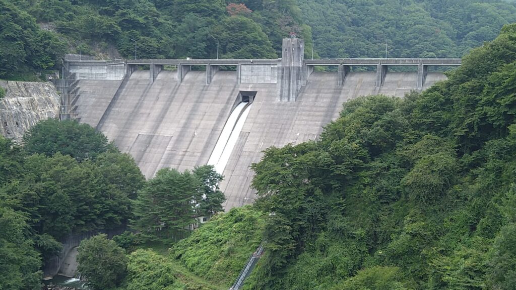 下流側から見た片桐ダム