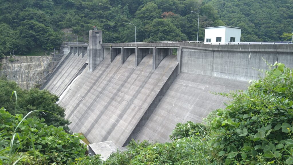 左岸から見た片桐ダム