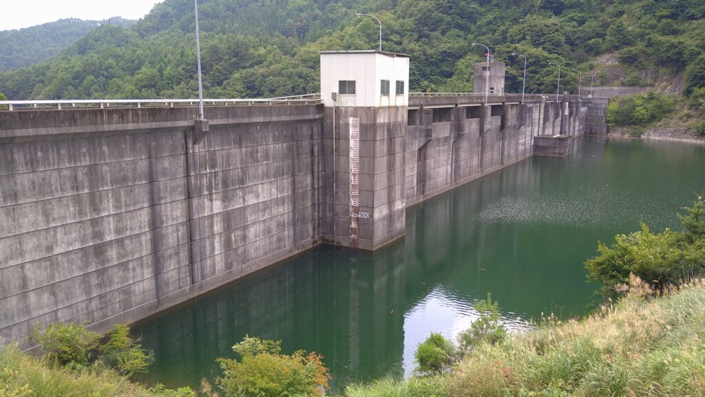 上流側から見た片桐ダム