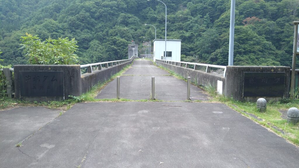 片桐ダムの天端