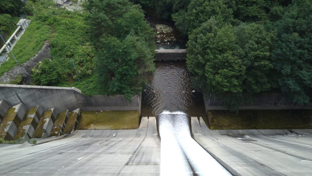 片桐ダムのダム下