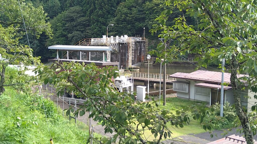 左岸の上流側から見た駒場ダム