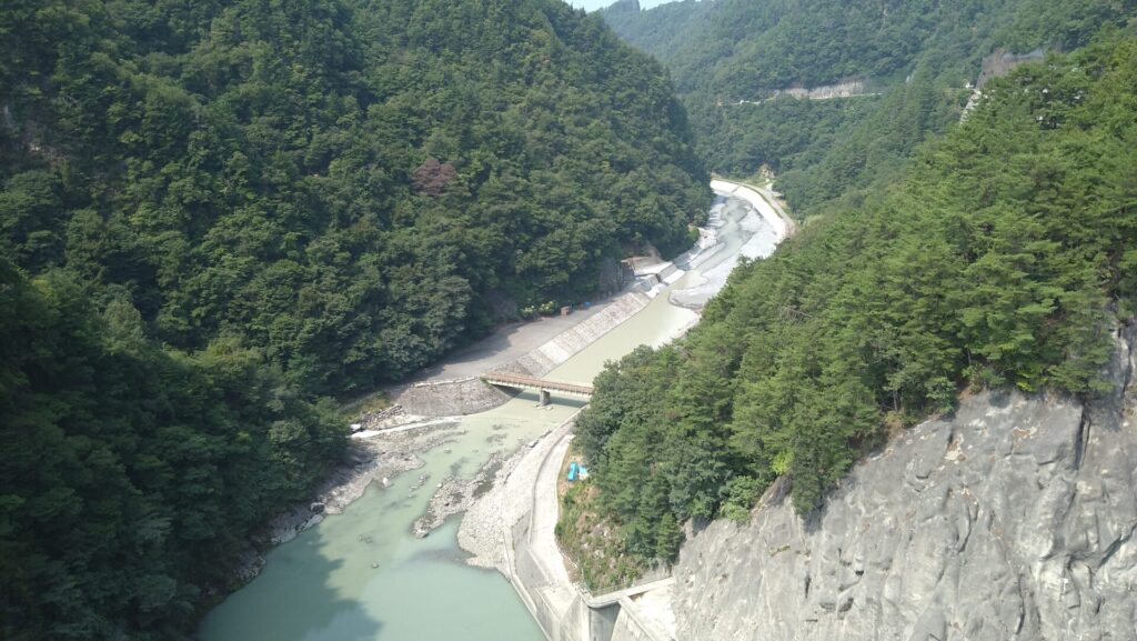小渋ダムのダム下