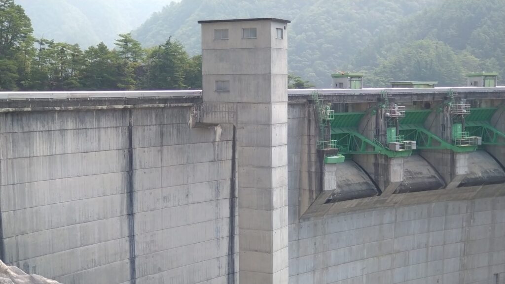 小渋ダムのエレベーター