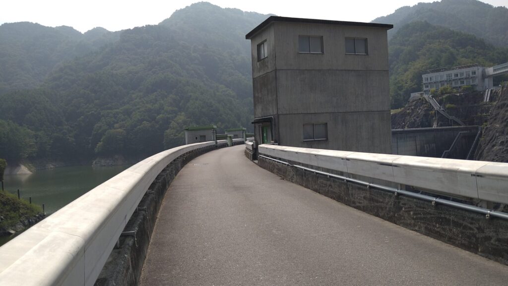 小渋ダムの天端