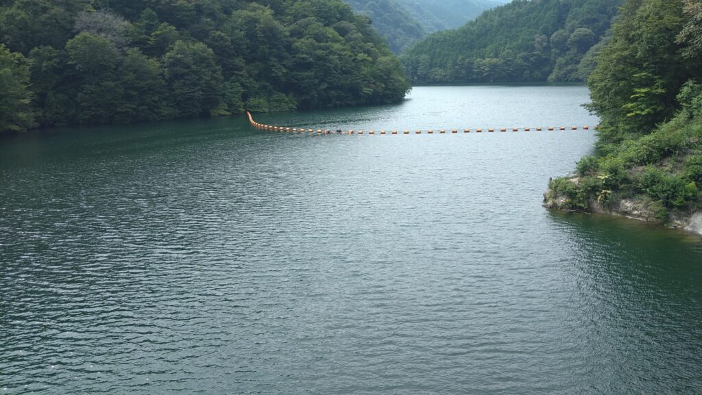 松川ダムのダム湖の風景