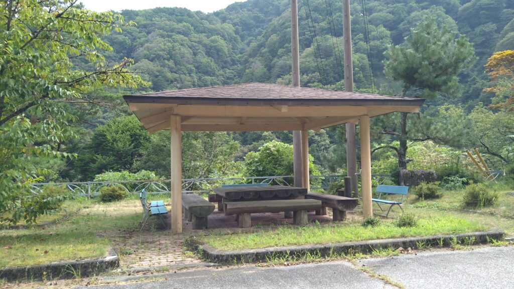 松川ダムの左岸にある東屋