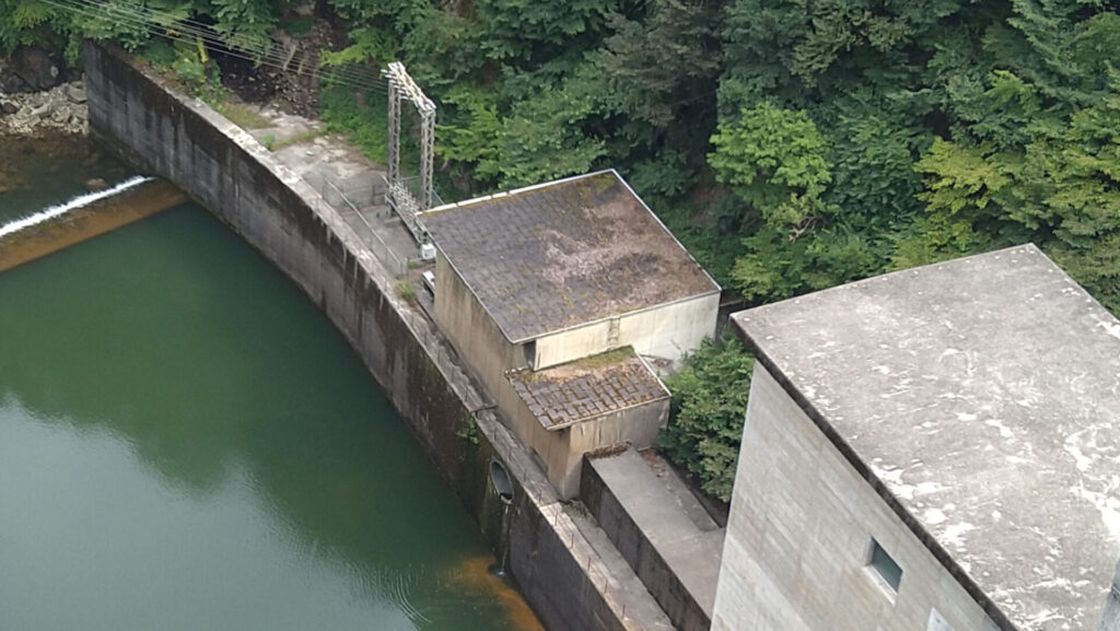 松川ダムの発電所