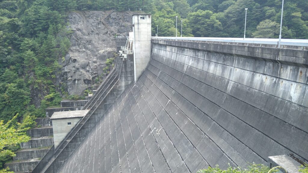 左岸から見た松川ダム