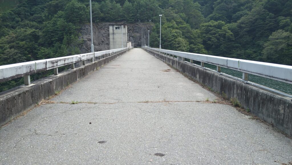 松川ダムの天端