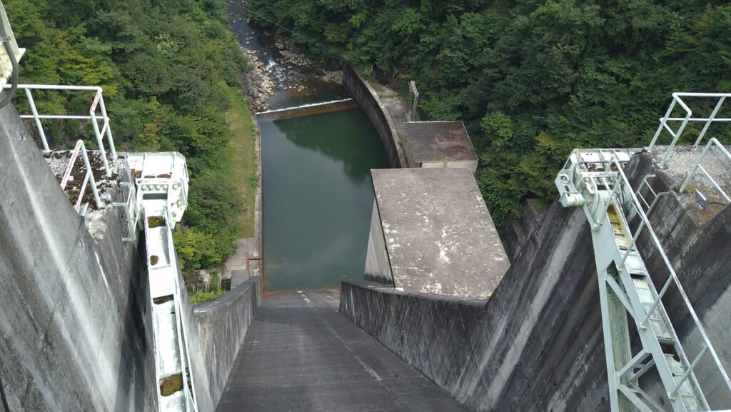 松川ダムのダム下