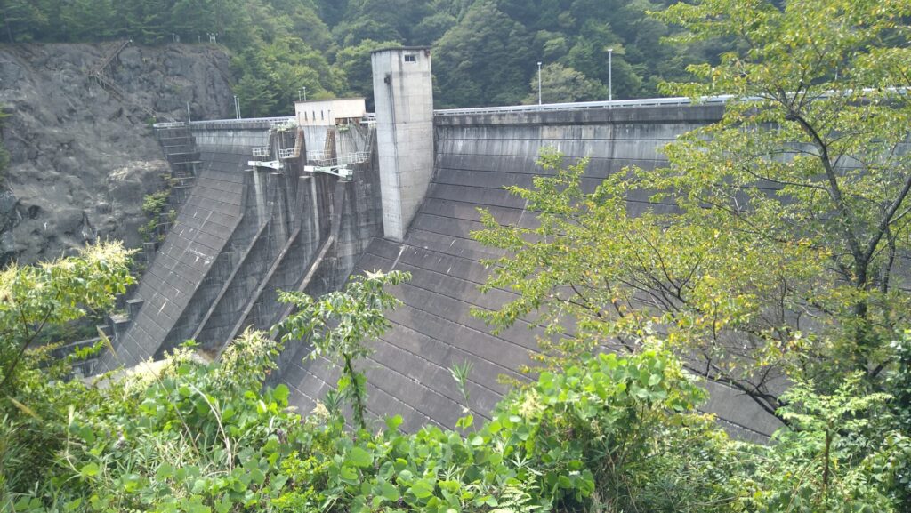 下流側から見た松川ダム