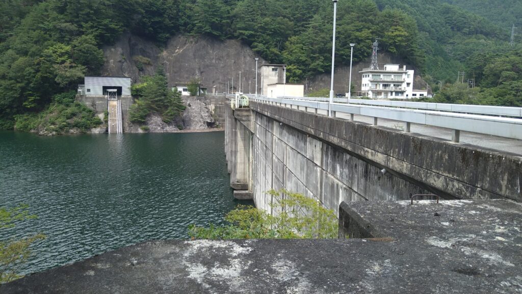 右岸から見た松川ダム