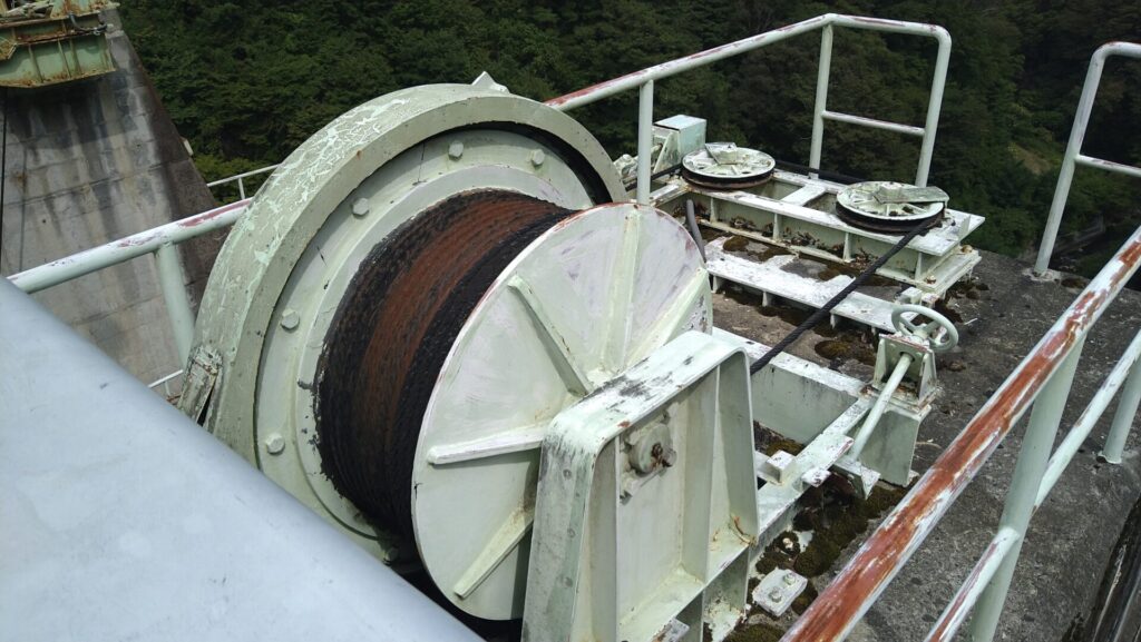 松川ダムのラジアルゲート巻き上げ機