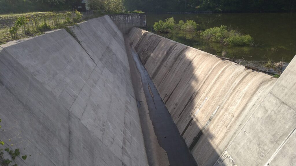 みどり湖の洪水吐