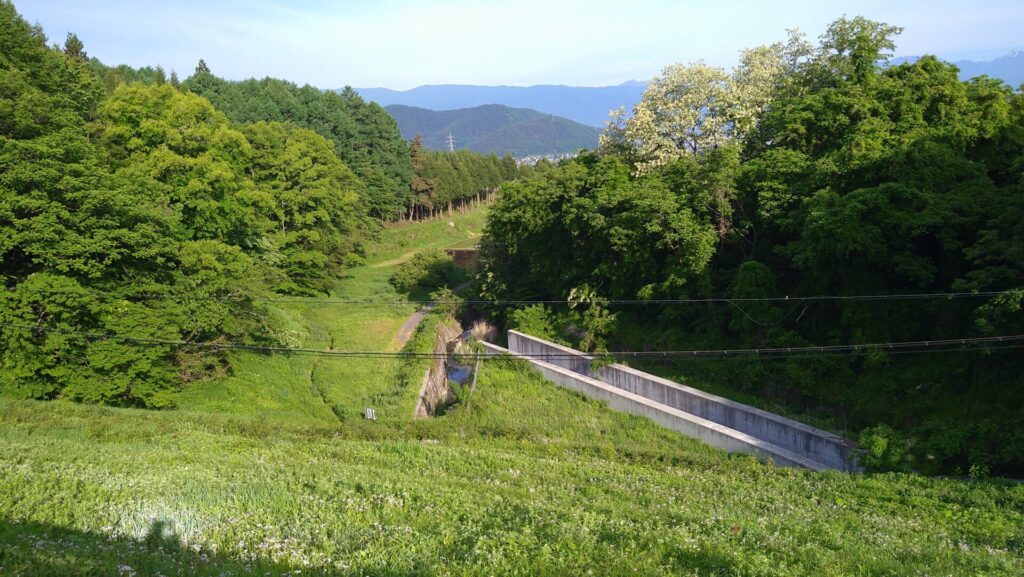 みどり湖のダム下