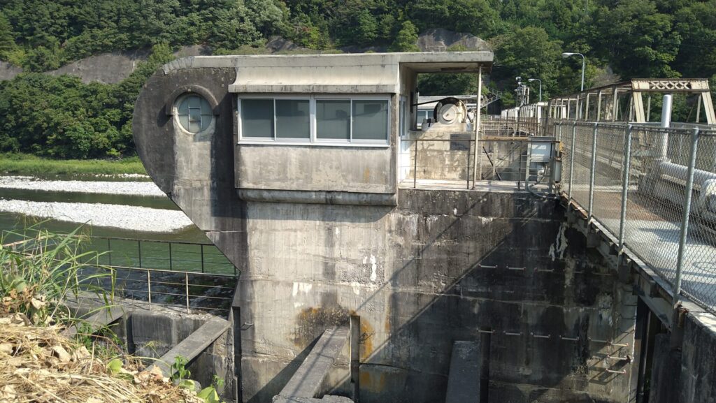 南向ダムのゲートピア