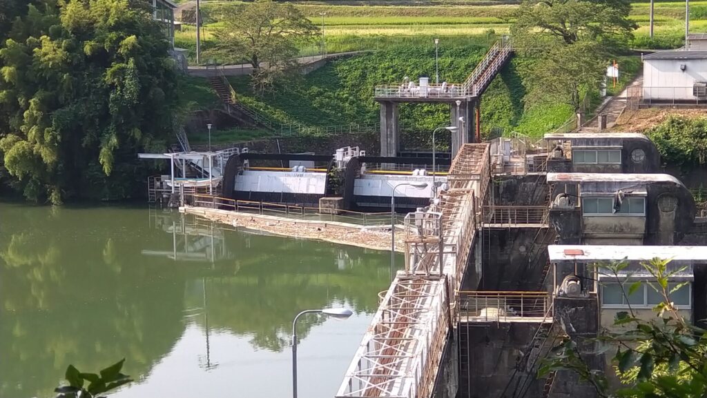 右岸から見た南向ダムの取水口