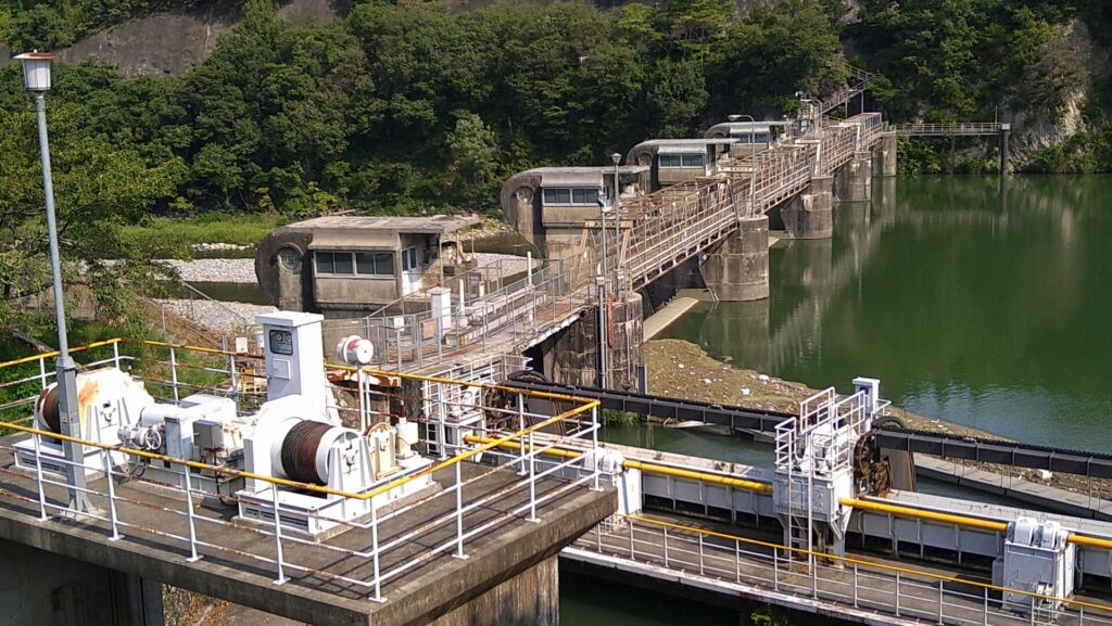 左岸の上流側から見た南向ダム