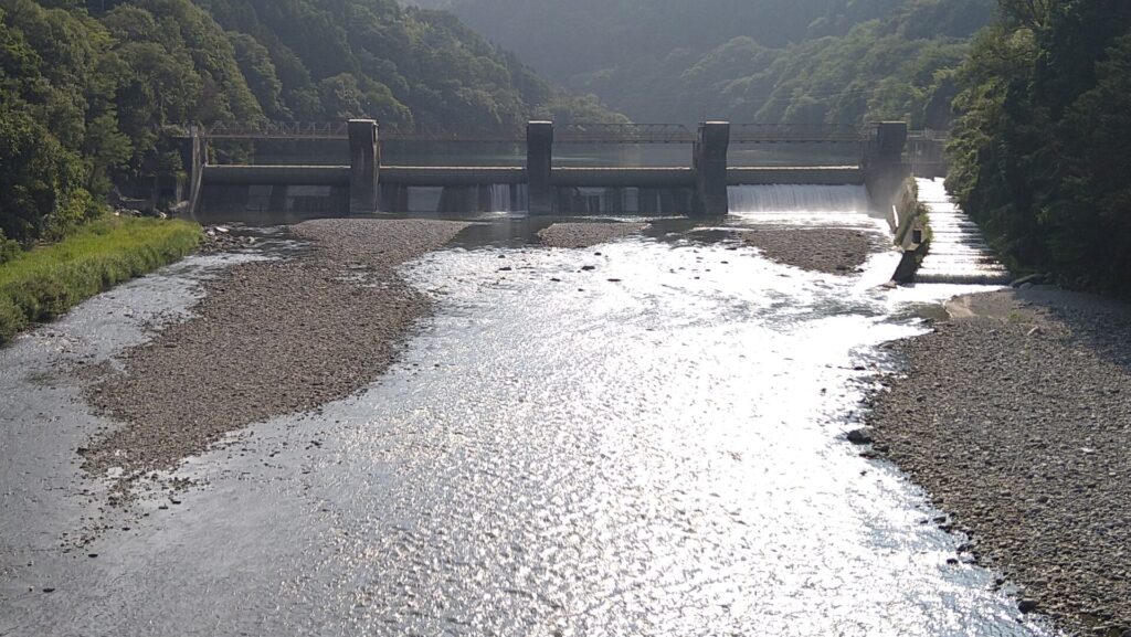 下流側から見た南向ダム