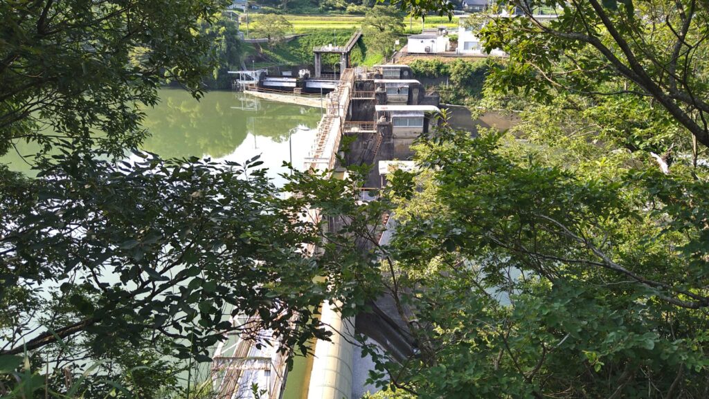 右岸から見た南向ダム