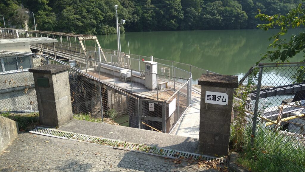 南向ダムの天端付近