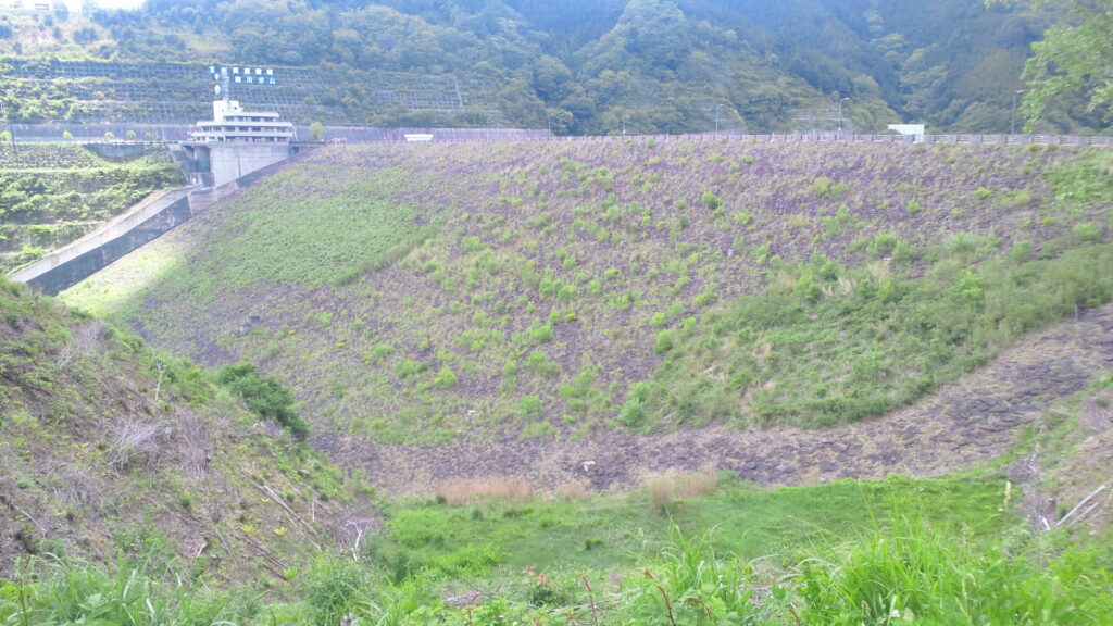 左岸の下流側から見た味噌川ダム