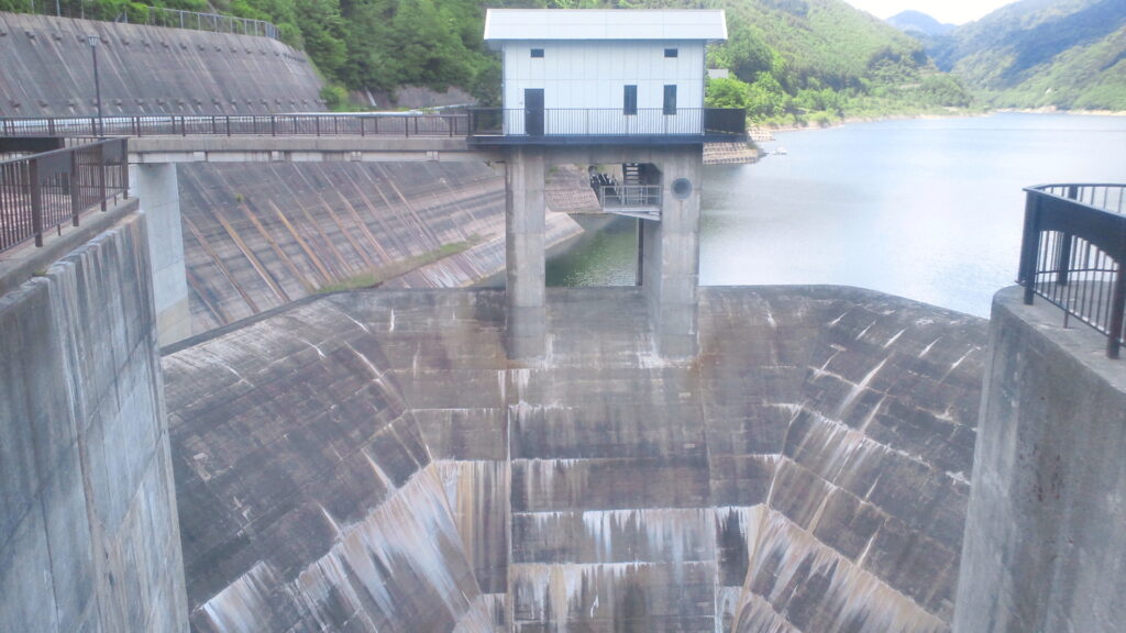 味噌川ダムの洪水吐