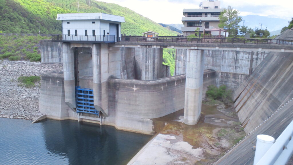 味噌川ダムの洪水吐
