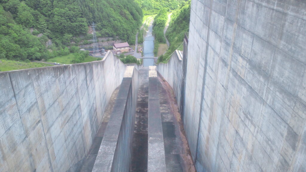 味噌川ダムの洪水吐
