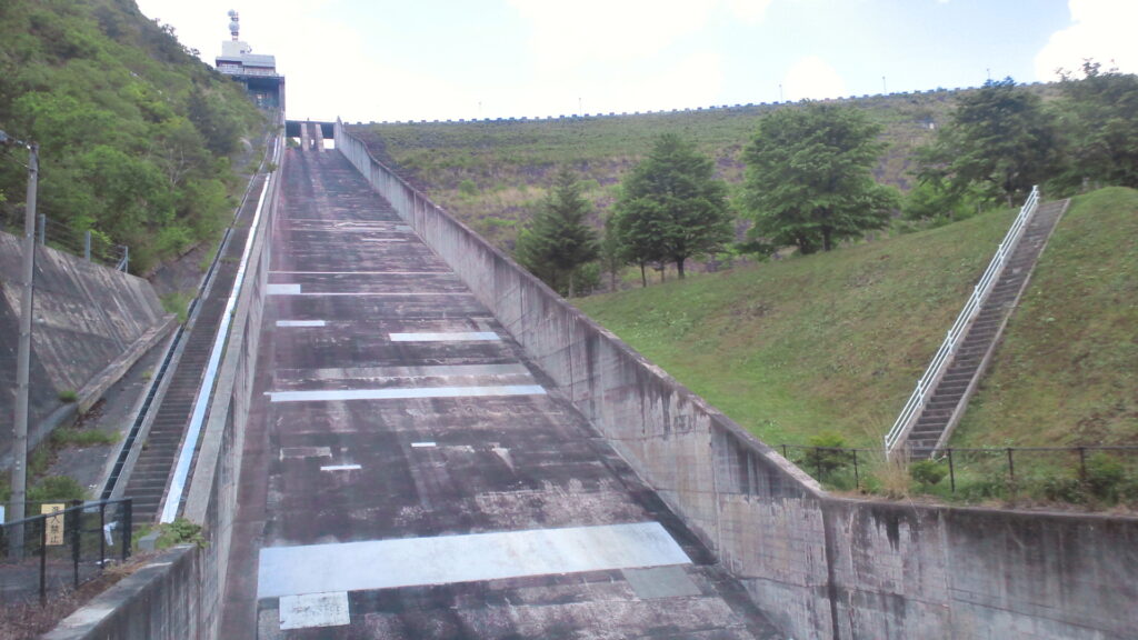 味噌川ダムの洪水吐
