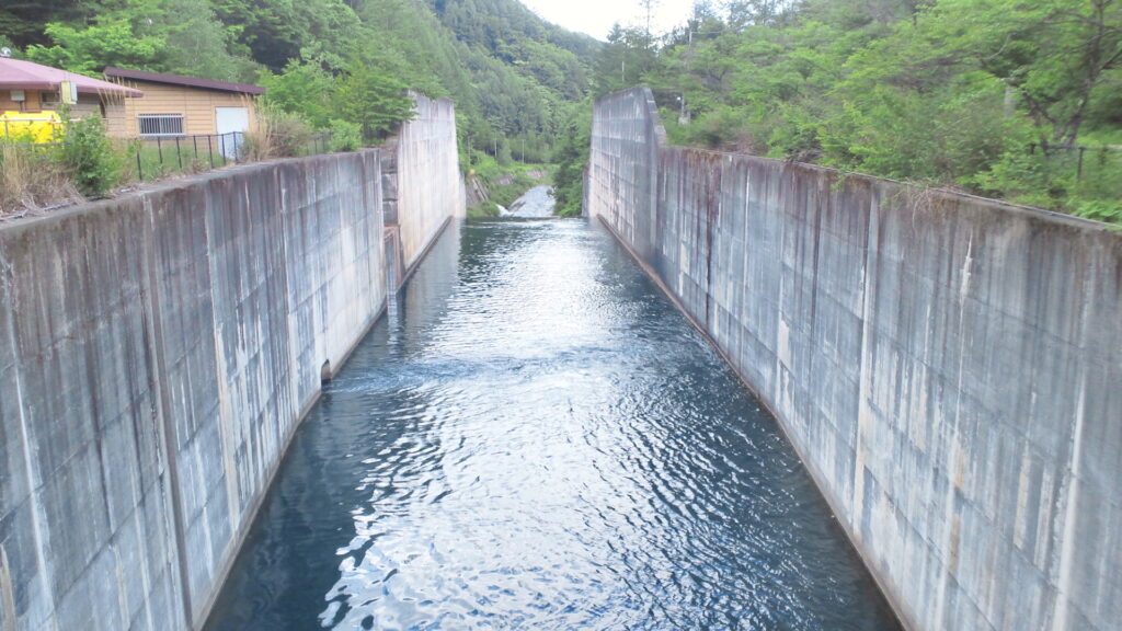 味噌川ダムの減勢工