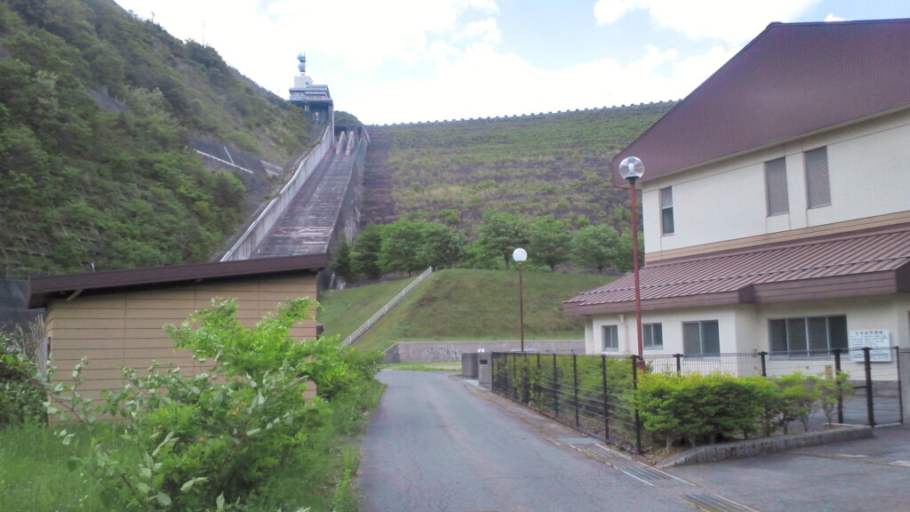 ダム下から見た味噌川ダム