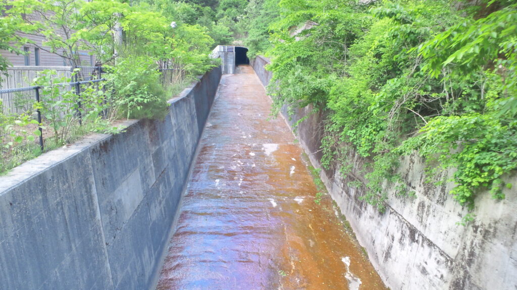 味噌川ダムの放流口