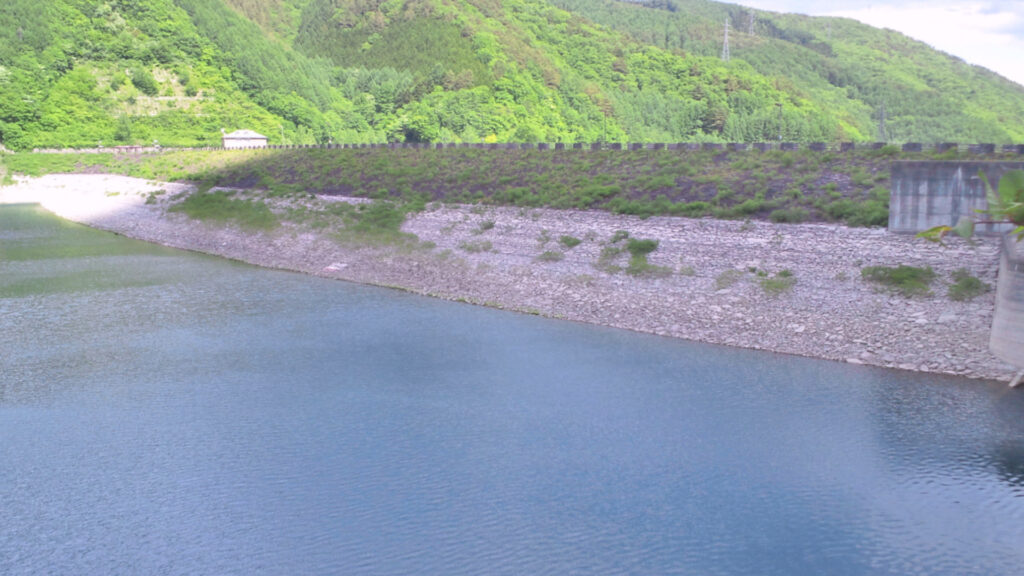 右岸の上流側から見た味噌川ダム