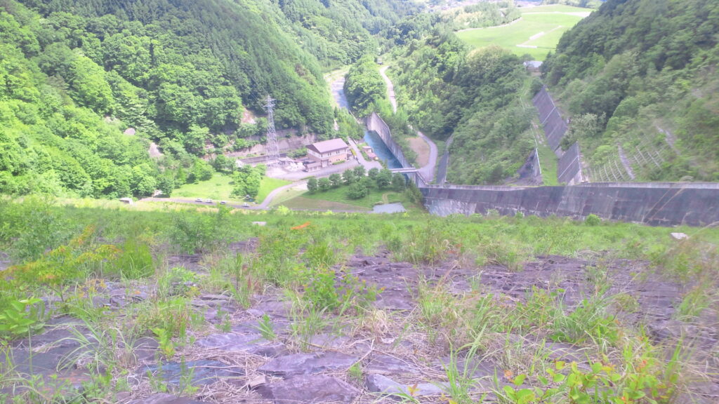 味噌川ダムのダム下