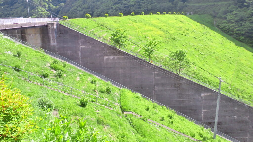右岸の下流側から見た奈良井ダム