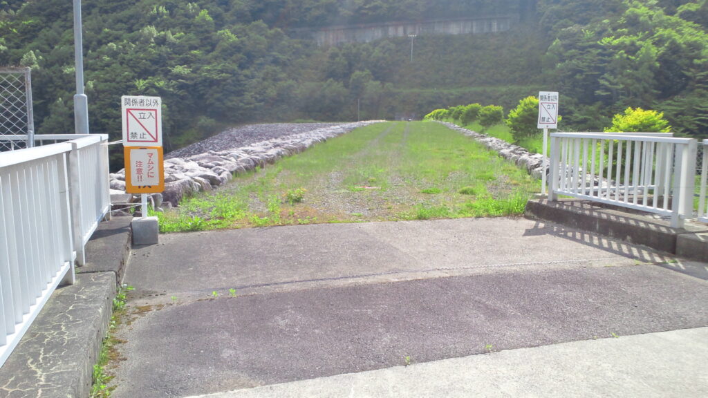 奈良井ダムの天端