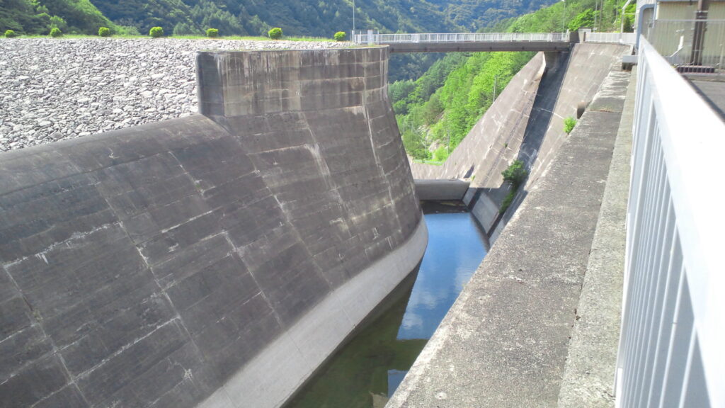 奈良井ダムの洪水吐