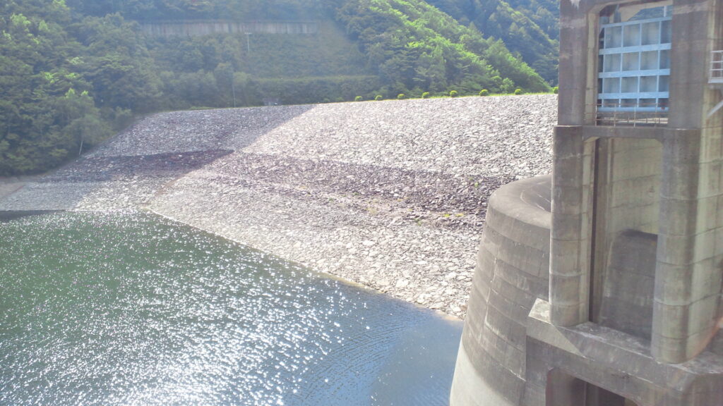 右岸の上流側から見た奈良井ダム