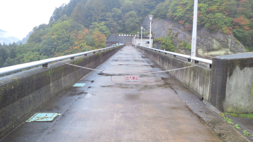 奥裾花ダムの天端