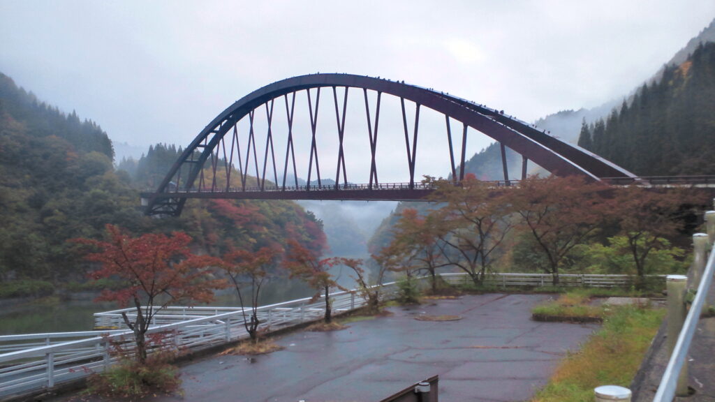 奥裾花ダムの上流側に架かる橋