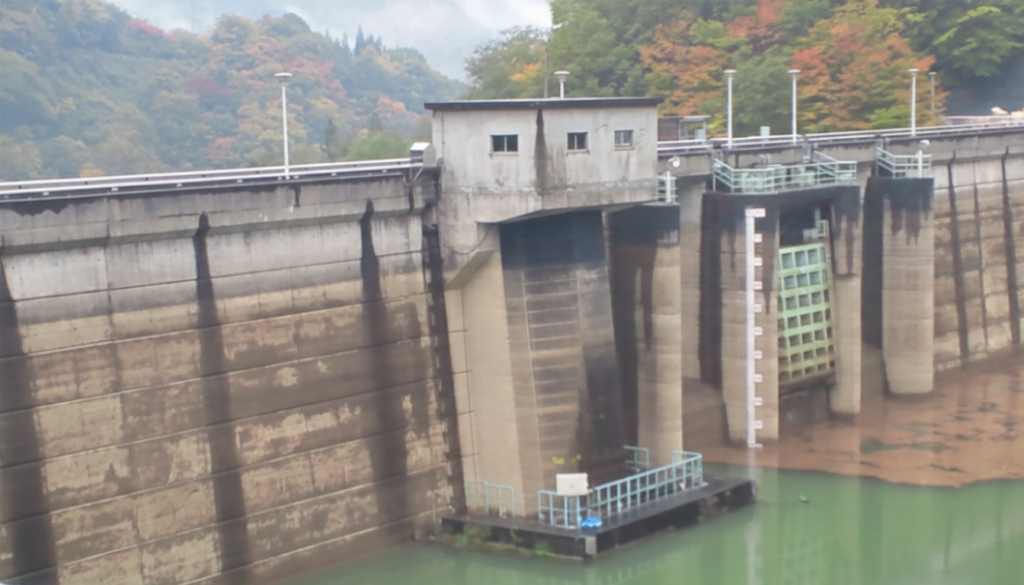奥裾花ダムの取水設備