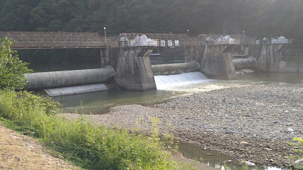 右岸の下流側から見た大久保ダム